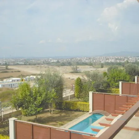 Babylon Bliss Is A Unique 3 Bed 3 Bath Duplex Home With Its Own Private Pool 锡德