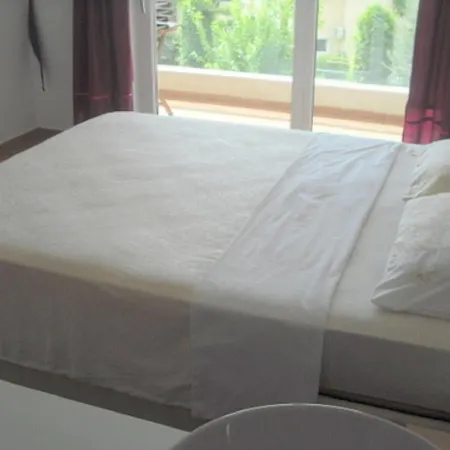 Babylon Bliss Is A Unique 3 Bed 3 Bath Duplex Home With Its Own Private Pool סייד
